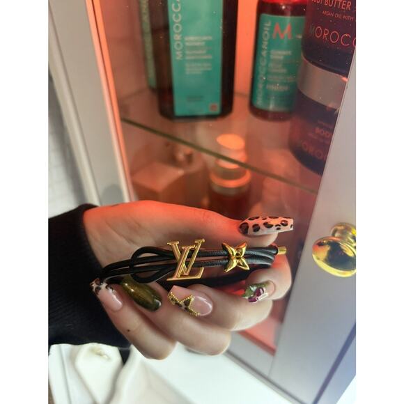 Authentic LOUIS VUITTON Monogram Bracelet LV Bloom Bracelet M8142Z Black Leather - Picture 2 of 4